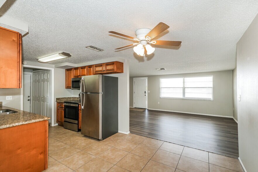 Building Photo - 11610 Meadow Dr