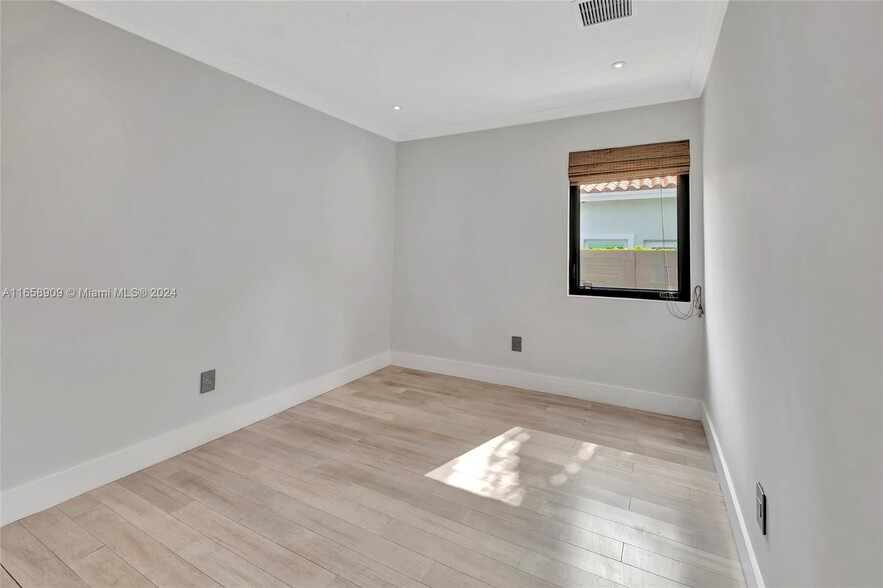 Building Photo - 2415 SW 21st Ter