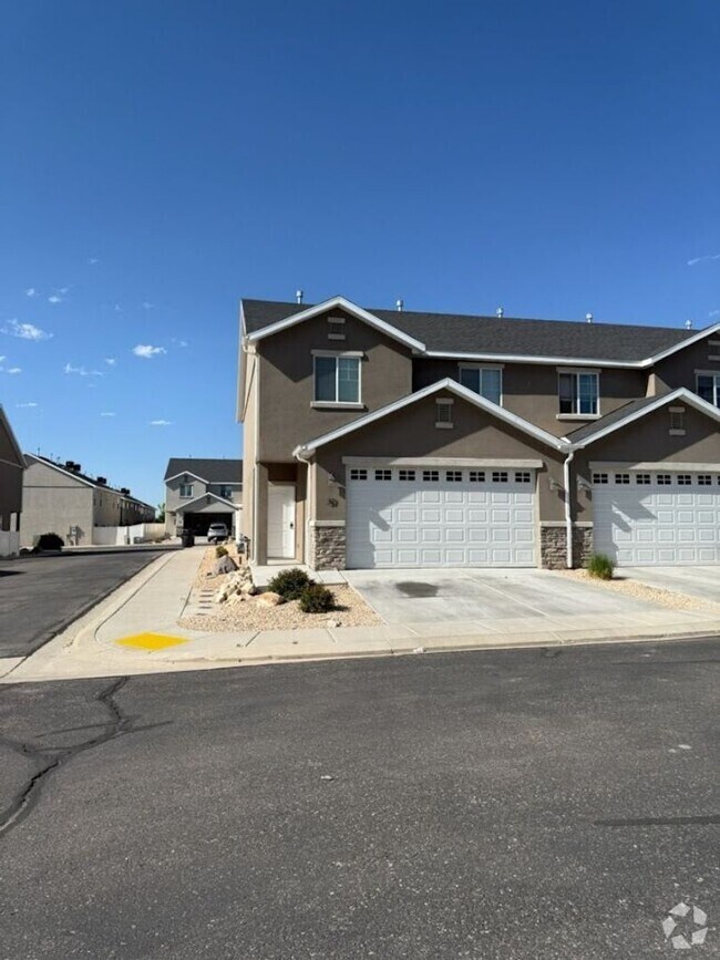 Building Photo - 3 bedroom, 2.5 bathroom Townhome on the No...