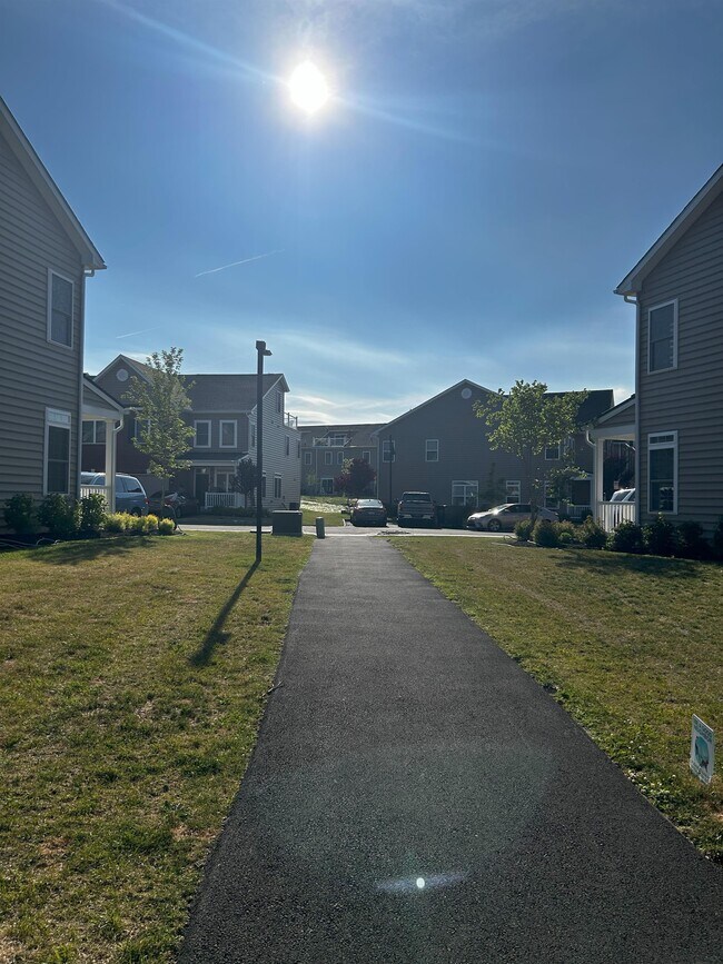 Building Photo - 16760 River View Cir
