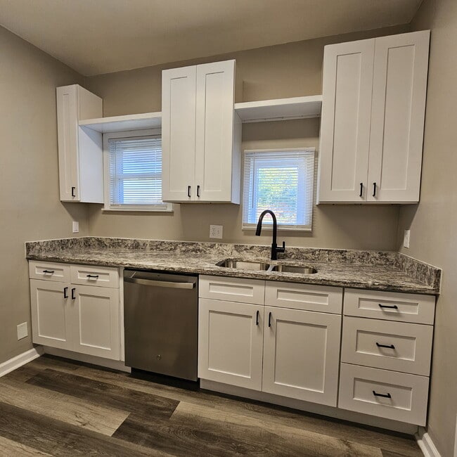Building Photo - Duplex - 2 Bedroom Completely Remodeled Li...