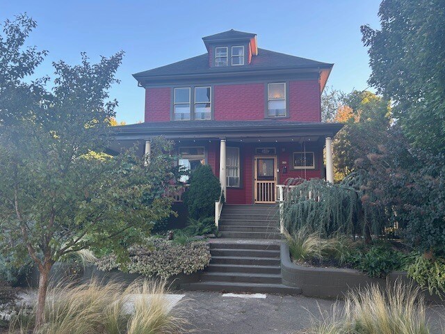 Building Photo - 632 NE Russell St