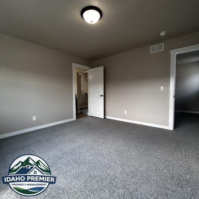 Building Photo - 2052 E Sharptail St
