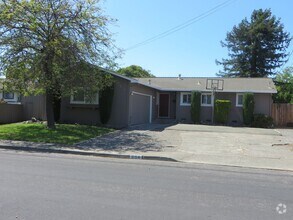 Building Photo - ~ Super Cute A Section House in Rohnert Pa...