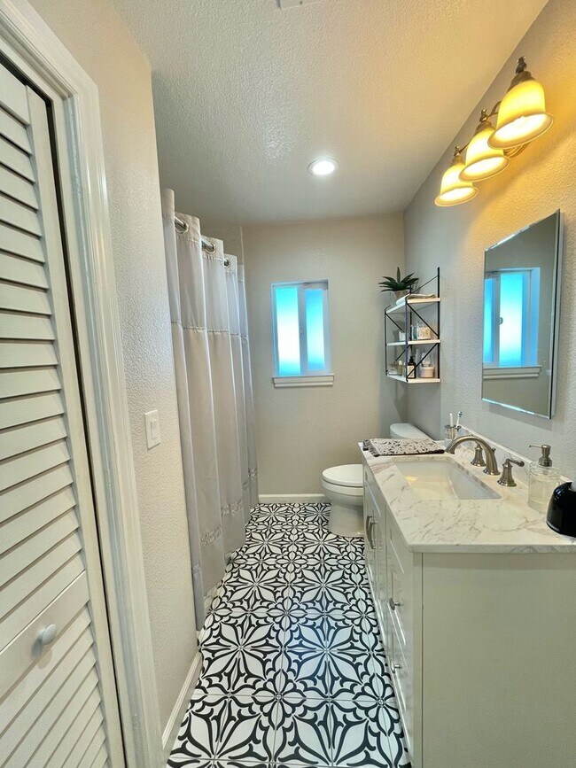 Building Photo - SAN JOSE - Remodeled Spacious One Bedroom