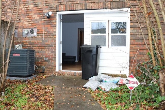 Building Photo - 2572 Stratford Ln