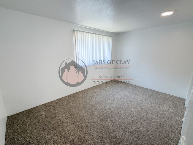 Building Photo - Ground Floor 2 Bedroom with Washer/Dryer Hook-ups!