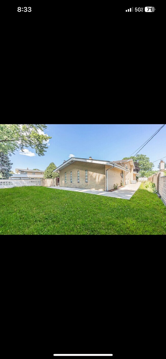 Building Photo - 9700 Kolmar Ave
