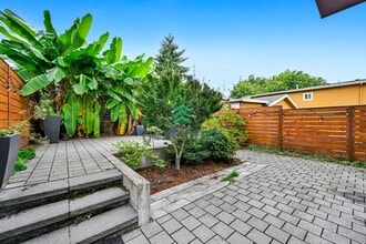 Building Photo - A beautiful 3 bed and 2 bathroom house for...