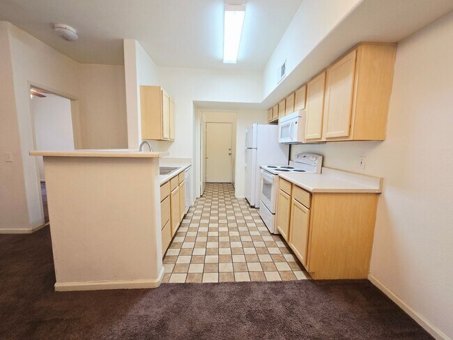 Building Photo - BEAUTIFUL 2 BEDROOM / 2 BATH LOWER LEVEL C...
