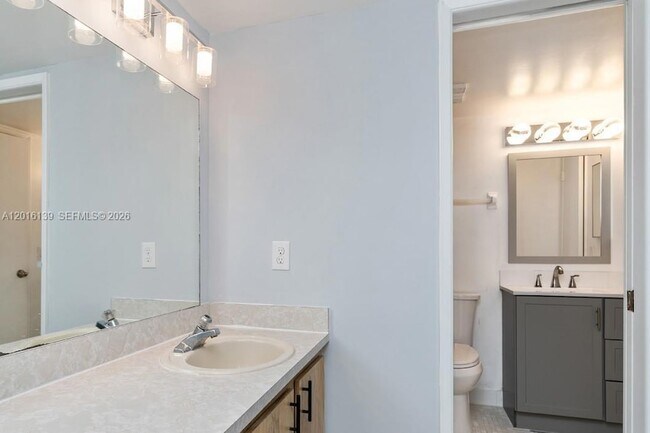 Building Photo - 825 Egret Cir