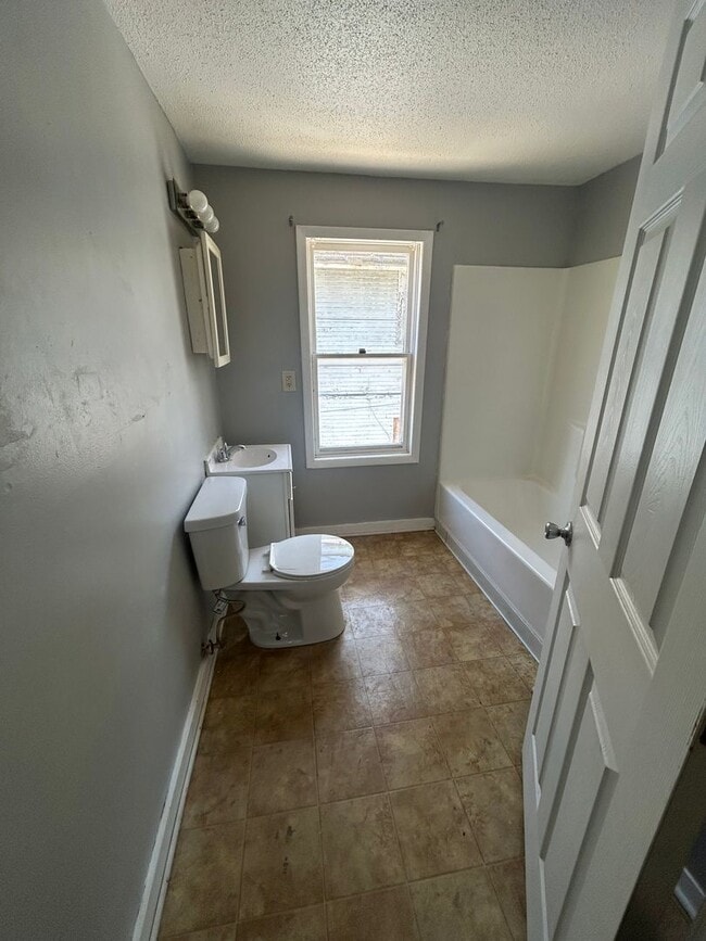 Building Photo - NEW LISTING! 3 BEDROOM HOUSE