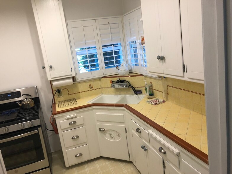 Building Photo - 10802 Howard St