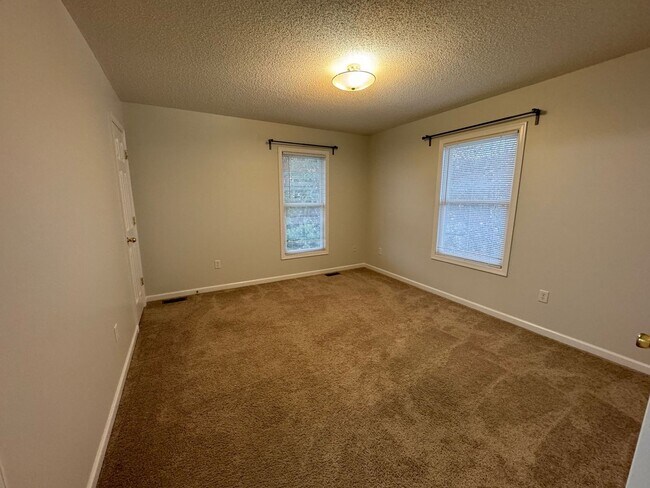 Building Photo - Spacious Home with Three Private Suites
