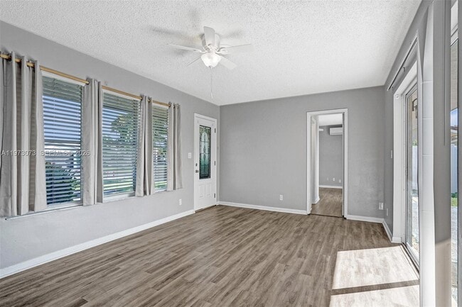 Building Photo - 949 SE 10th Ct