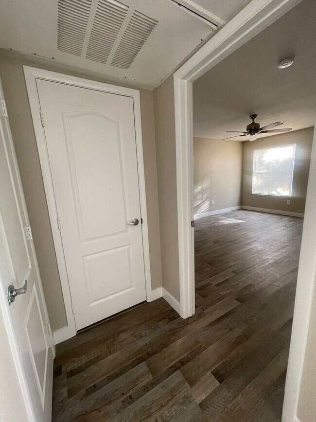 Building Photo - Tuscan Villa one bedroom condo
