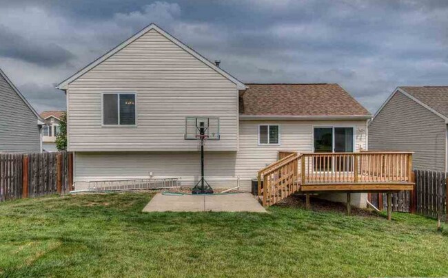 Building Photo - Inviting 3-Bedroom Near 168th & Giles!!
