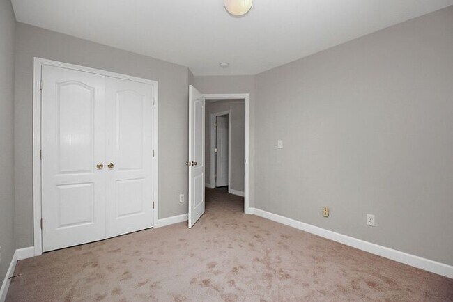 Building Photo - Charming 3BD/2.5BA Home in Crosswinds Community!