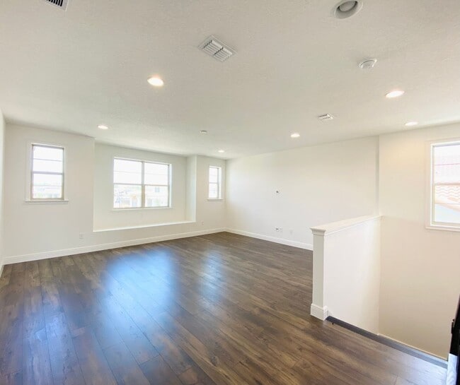 Building Photo - Luxury house for rent