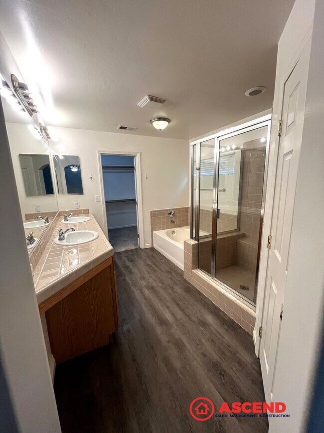 Building Photo - Beautiful 4 Bedroom Home in the Southwest!