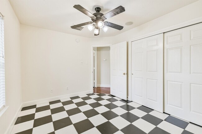 Building Photo - 7 Heron Hollow Ct