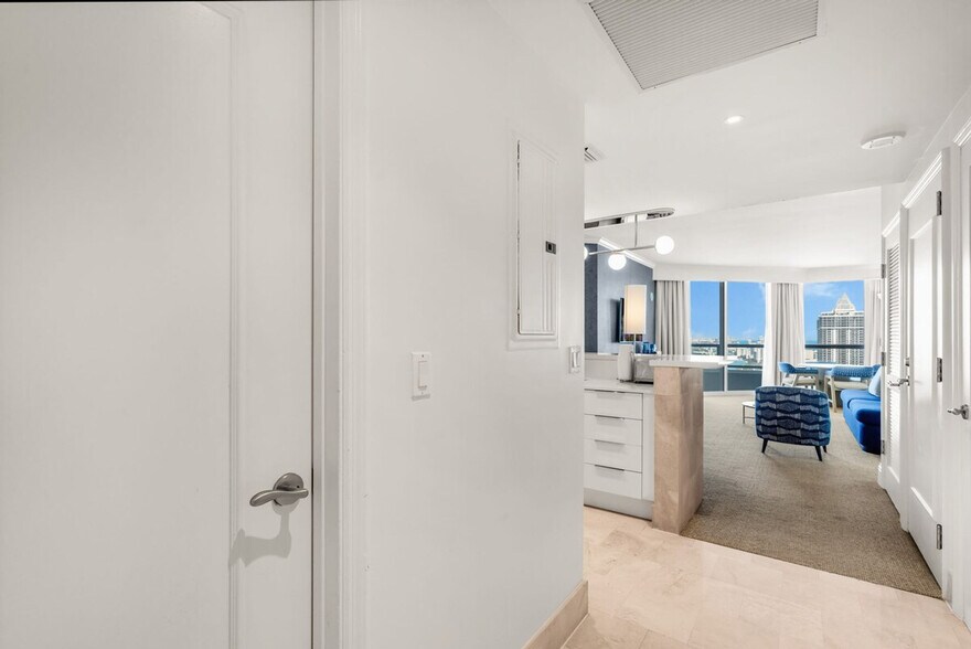 Building Photo - 4441 Collins Ave
