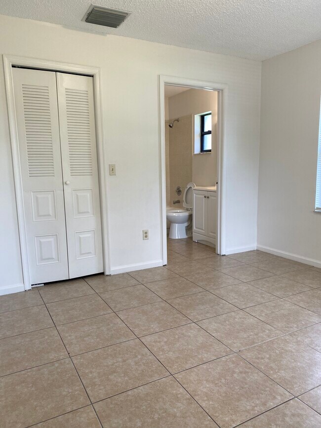 Building Photo - 1098 Crassula Ct