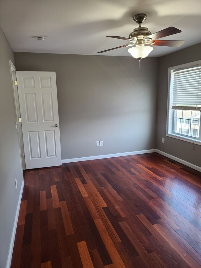 Building Photo - 3 Bedroom 2 1/2 bath end unit Townhome for...