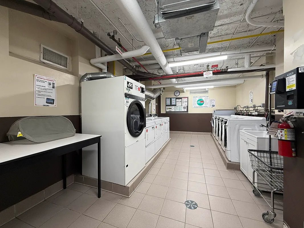 Building Photo - 305 W 45th St