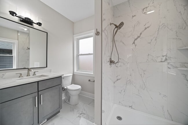 Building Photo - 729 W 9th St