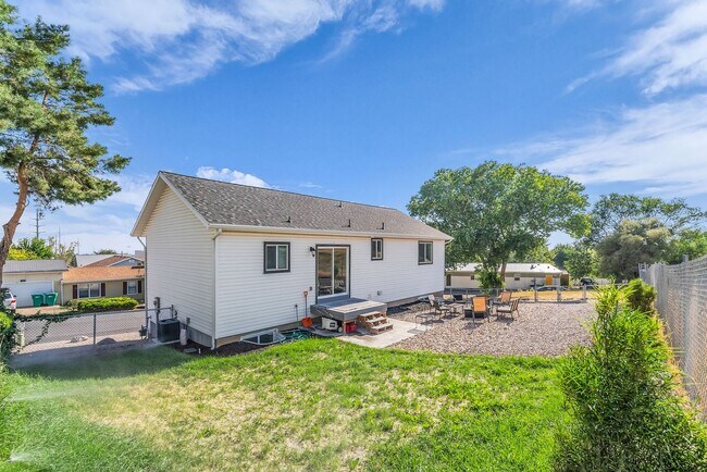 Building Photo - Beautiful 2020 Layton Home with High Ceilings & Modern Finishes