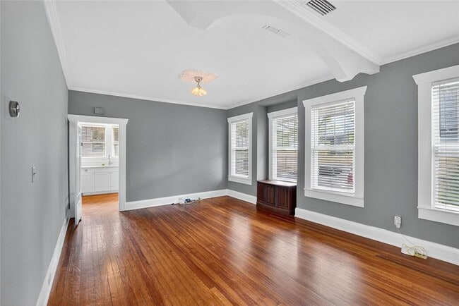 Building Photo - 106 W Hiawatha St