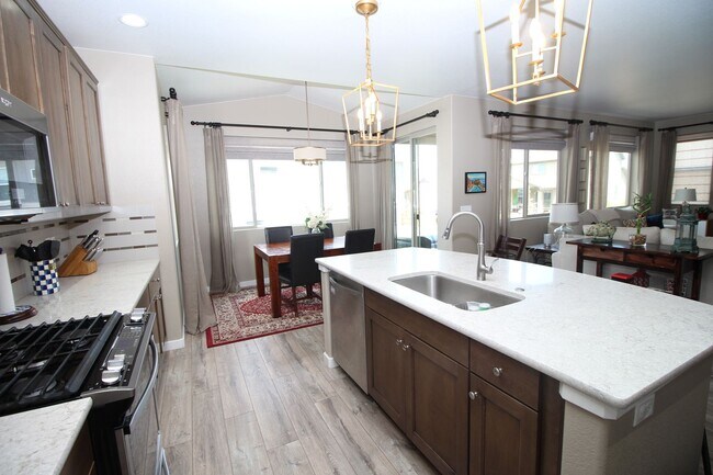 Building Photo - Amazing 4bdrm home in Forest Lakes