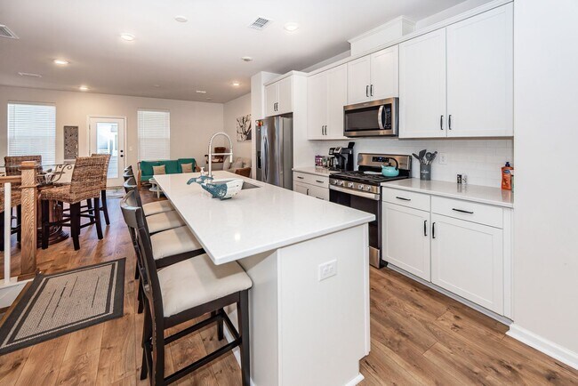 Building Photo - 4 Bedroom, 3.5 Bathroom Townhome in The Marshes at Cooper River - Charleston