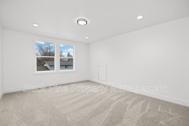 Building Photo - 4642 N Maple Grove Rd
