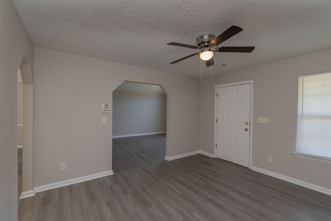 Building Photo - $1,395 - 3 bed/2 bath house for rent, fully renovated!