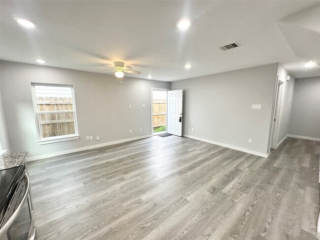 Building Photo - 8215 Crestview Dr
