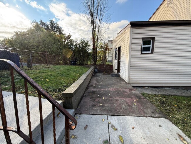Building Photo - Newly updated 2BR house with yard, off str...