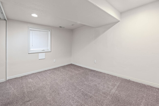 Building Photo - 2576 E Wren Rd