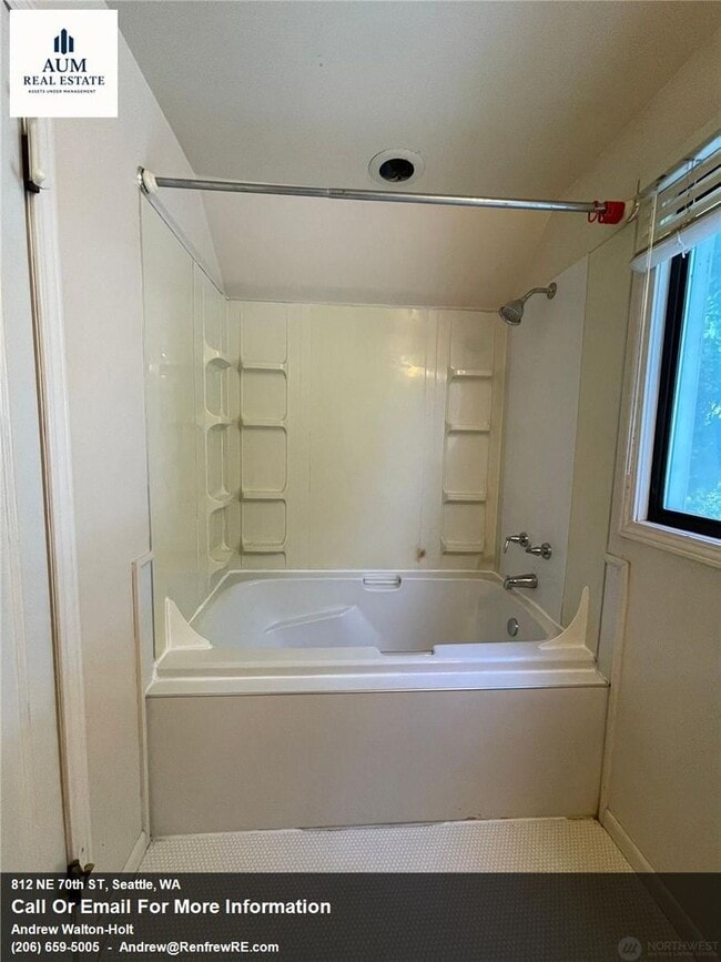 Building Photo - Classy 8 Bed Commuter Home