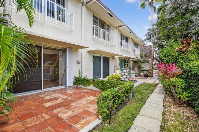 Building Photo - 596 SE 20th Ave