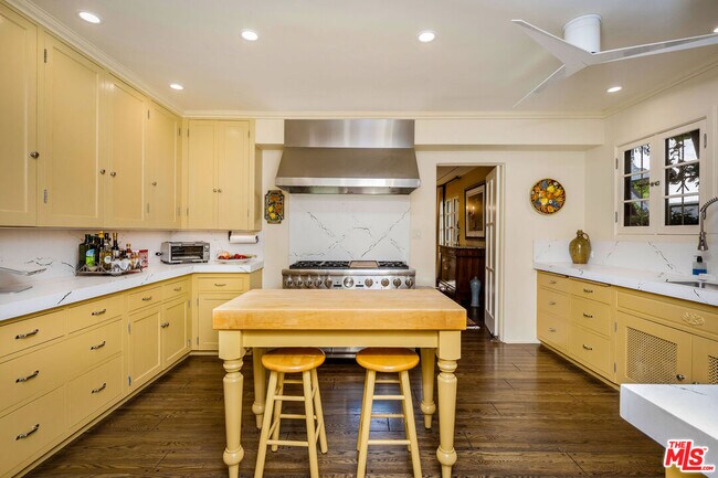 Building Photo - 500 N Las Palmas Ave