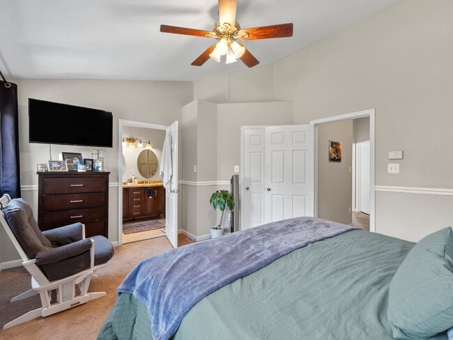 Building Photo - Elegant Colonial Townhome Living in Histor...