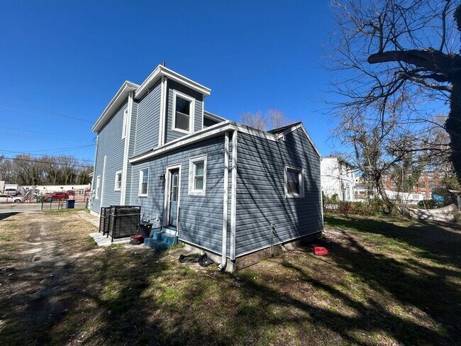 Building Photo - 840 Commerce St
