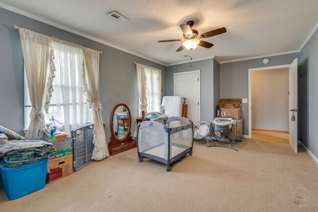 Building Photo - Charming Kingsport Home with Expansive Bas...