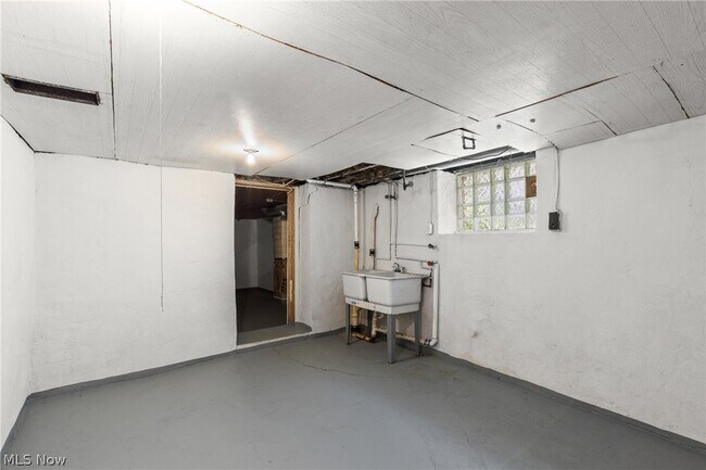 Building Photo - 118 Spring Ave