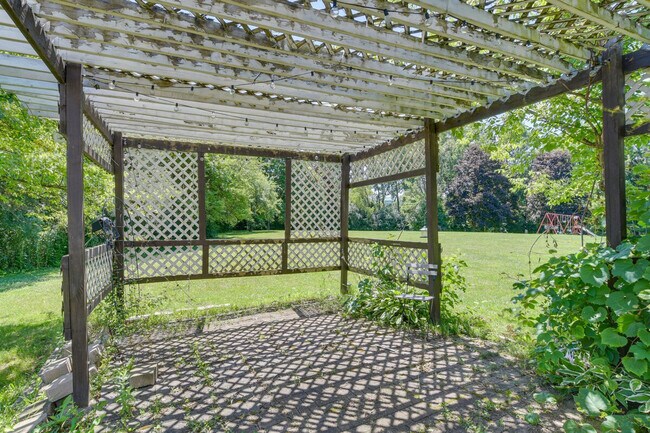 Building Photo - 7 Creekside Ln