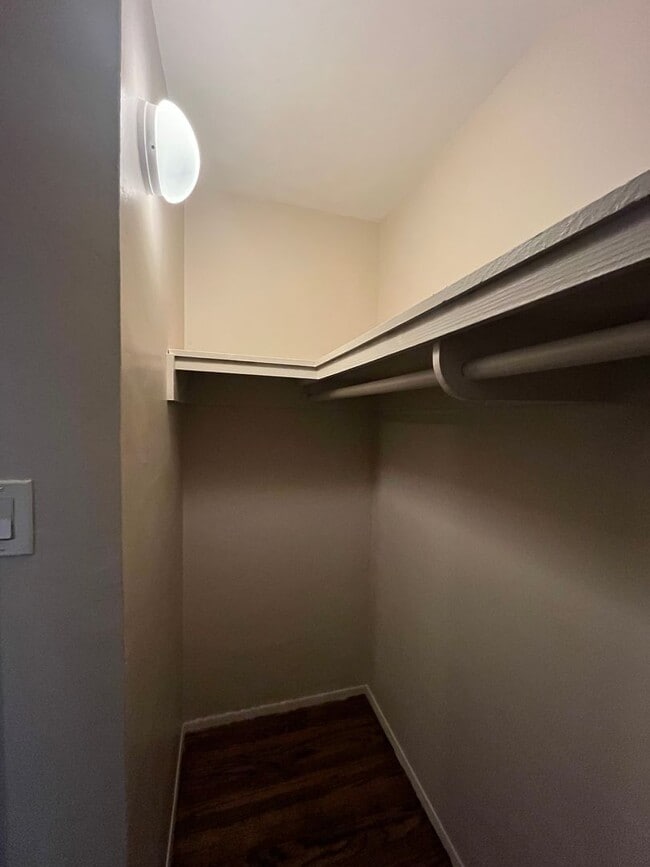 Building Photo - One bedroom condo with garage off Ocean Blvd.
