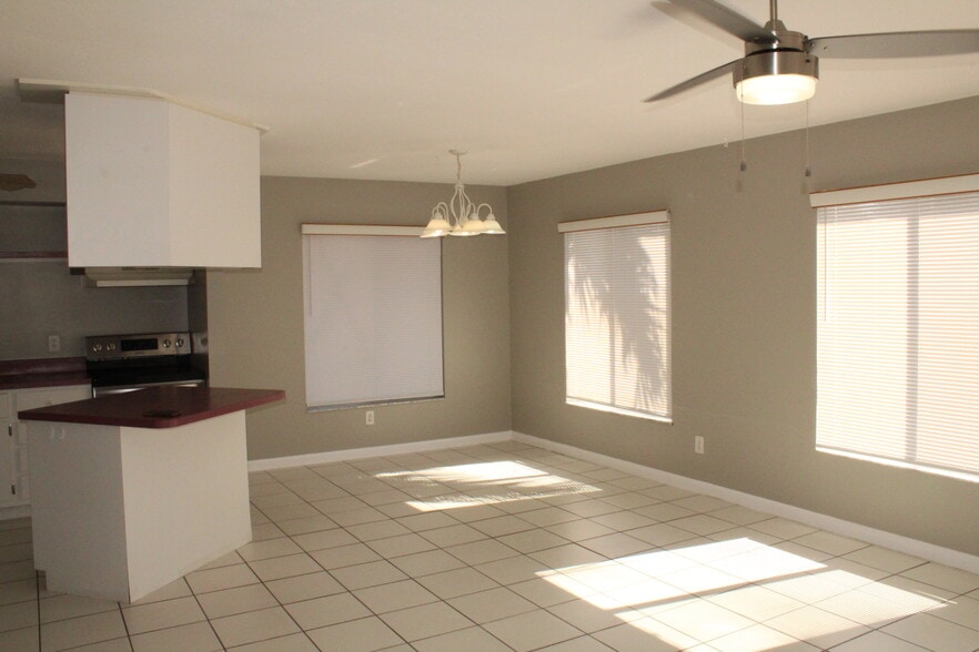 Building Photo - 1811 SE 15th Pl