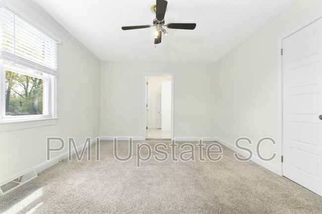 Building Photo - 102 Tiffany Dr